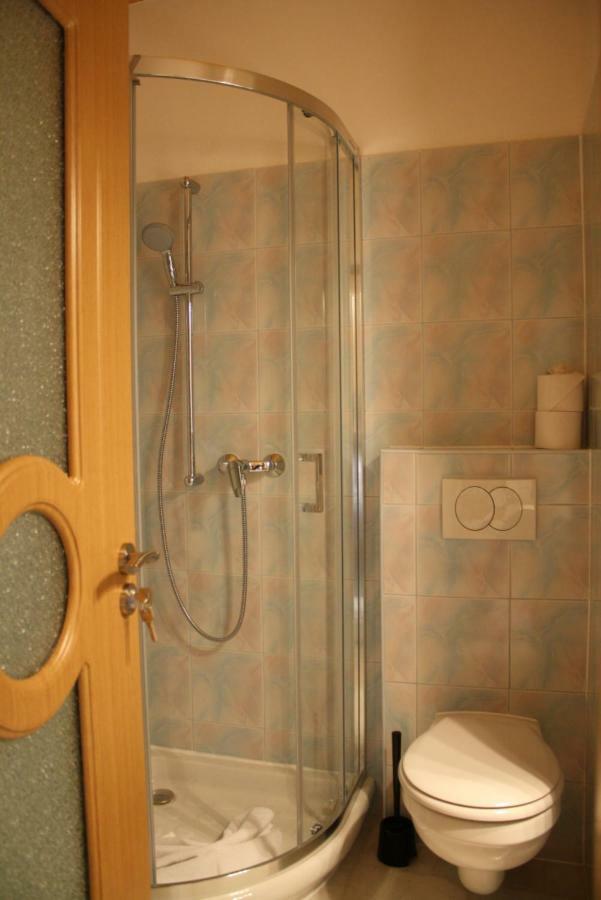 Kedvenc Vendeghaz Hotel Mişcolţ Exterior foto