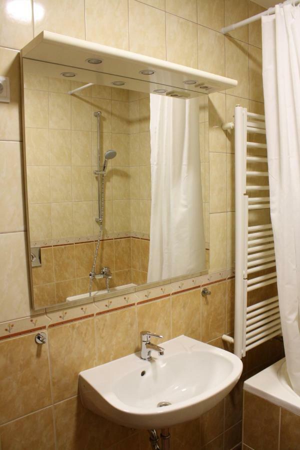 Kedvenc Vendeghaz Hotel Mişcolţ Exterior foto